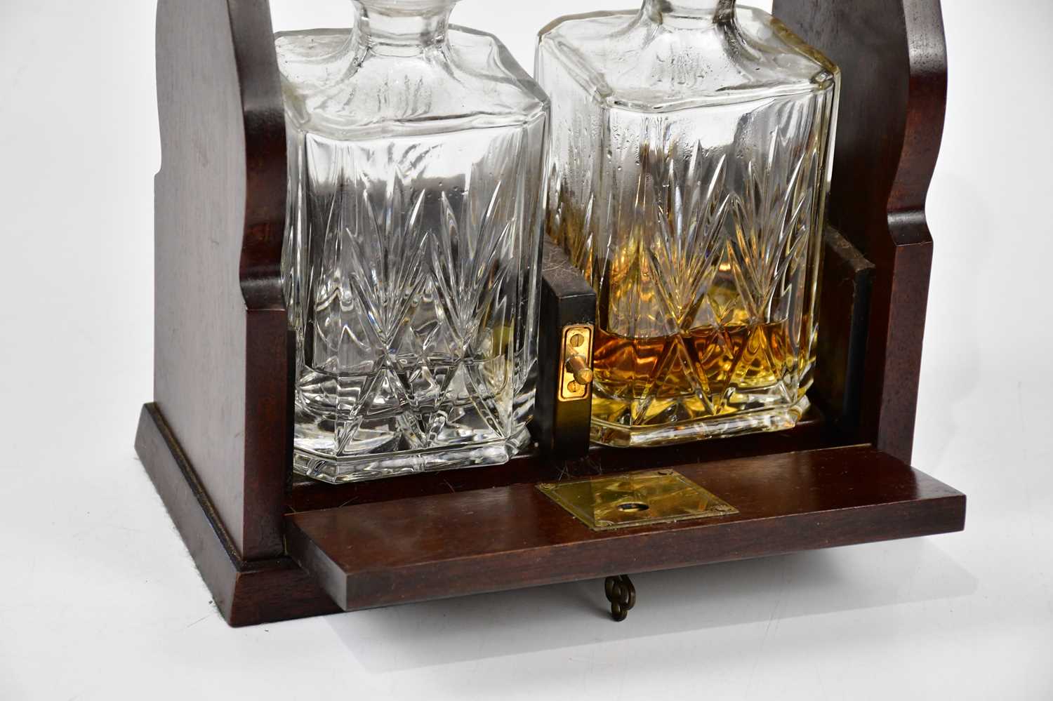 A modern brass bound mahogany cased tantalus housing two cut glass decanters. - Bild 2 aus 2