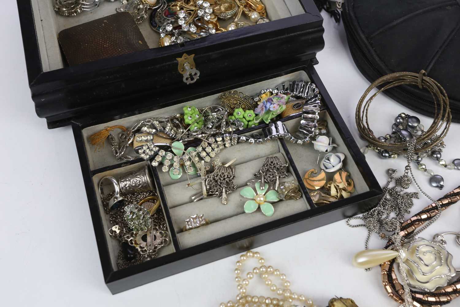 A collection of costume jewellery to include clip on earrings, brooches, rings, etc. - Image 3 of 5