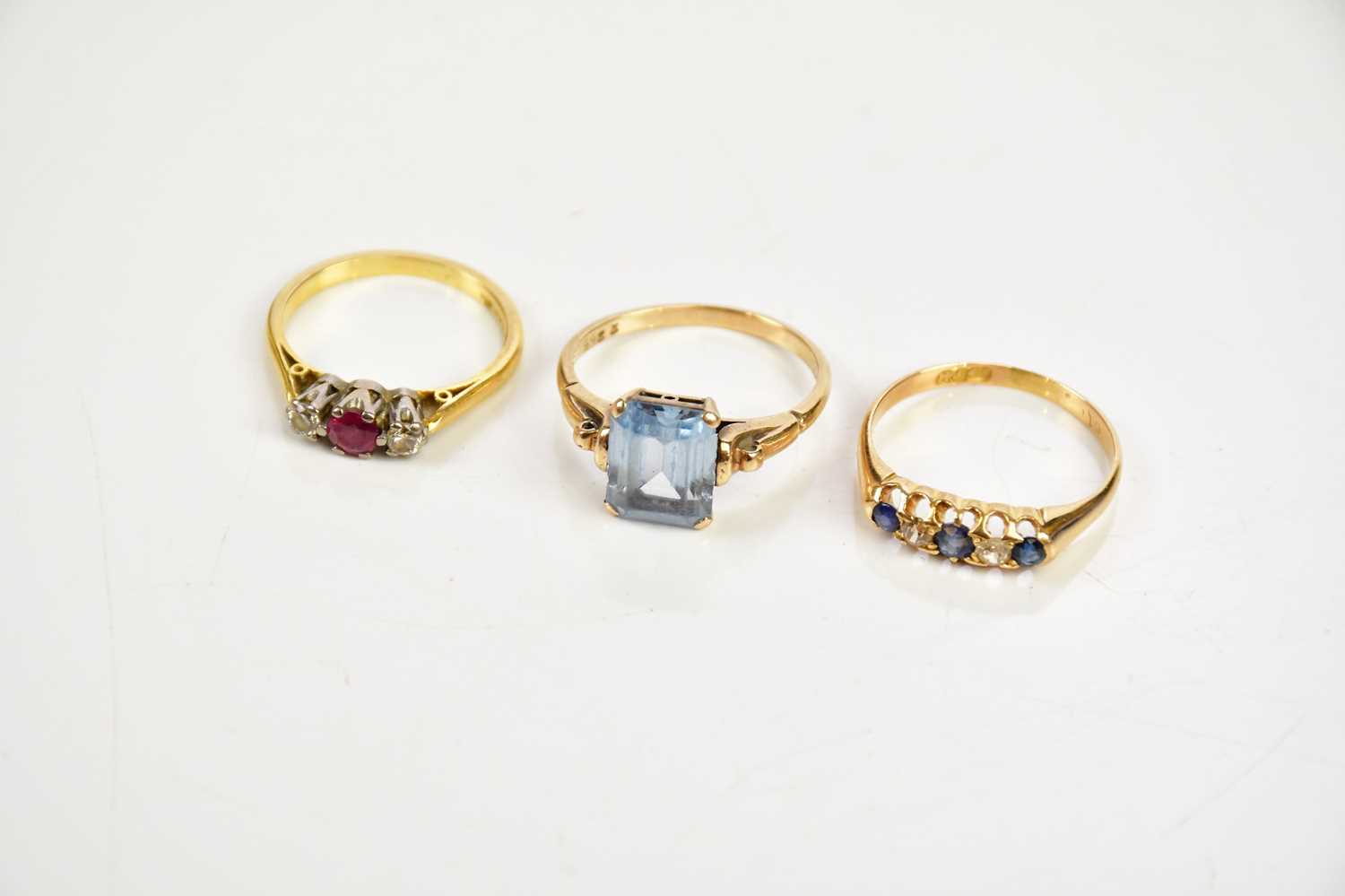 An 18ct yellow gold diamond and sapphire three stone dress ring, size K, a yellow metal diamond - Bild 3 aus 4