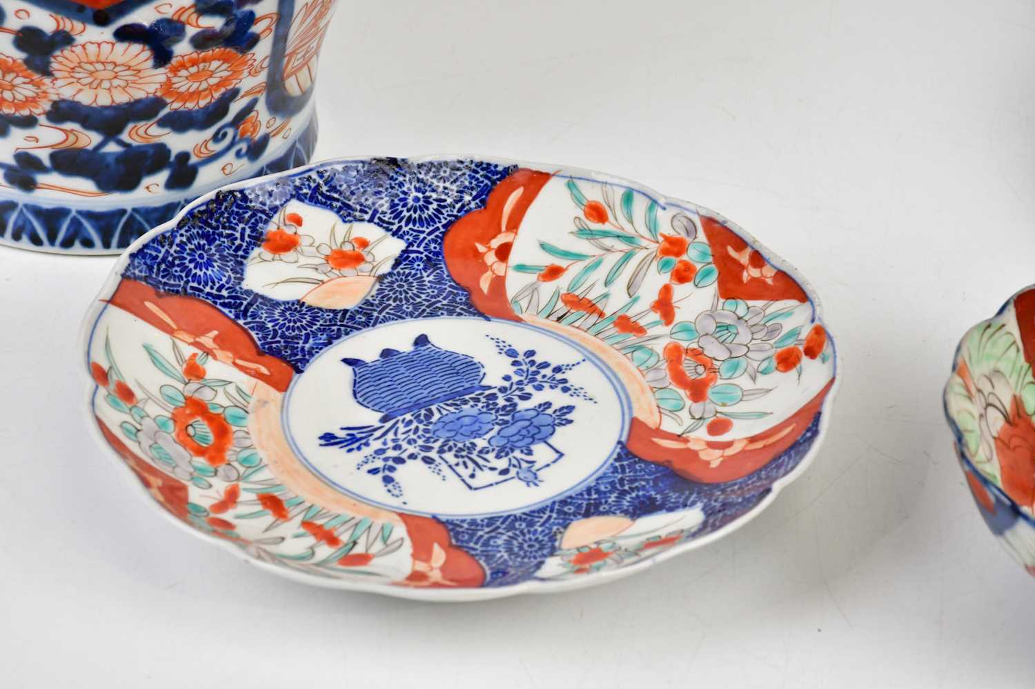 An early 20th century Japanese Imari plate with scalloped edge, diameter 27cm, a similar smaller - Image 4 of 7