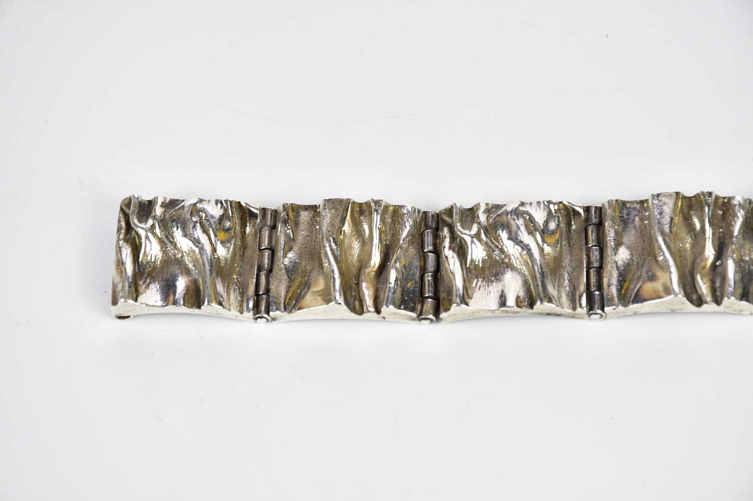 MATTI J HYVARINEN; a stylish Finnish hallmarked silver 925 bracelet made up of seven hinged textured - Image 4 of 6