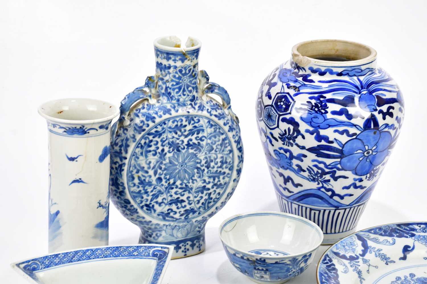 A collection of 18th century and later blue and white ceramics to include plates, tea cups, vases, - Image 2 of 16