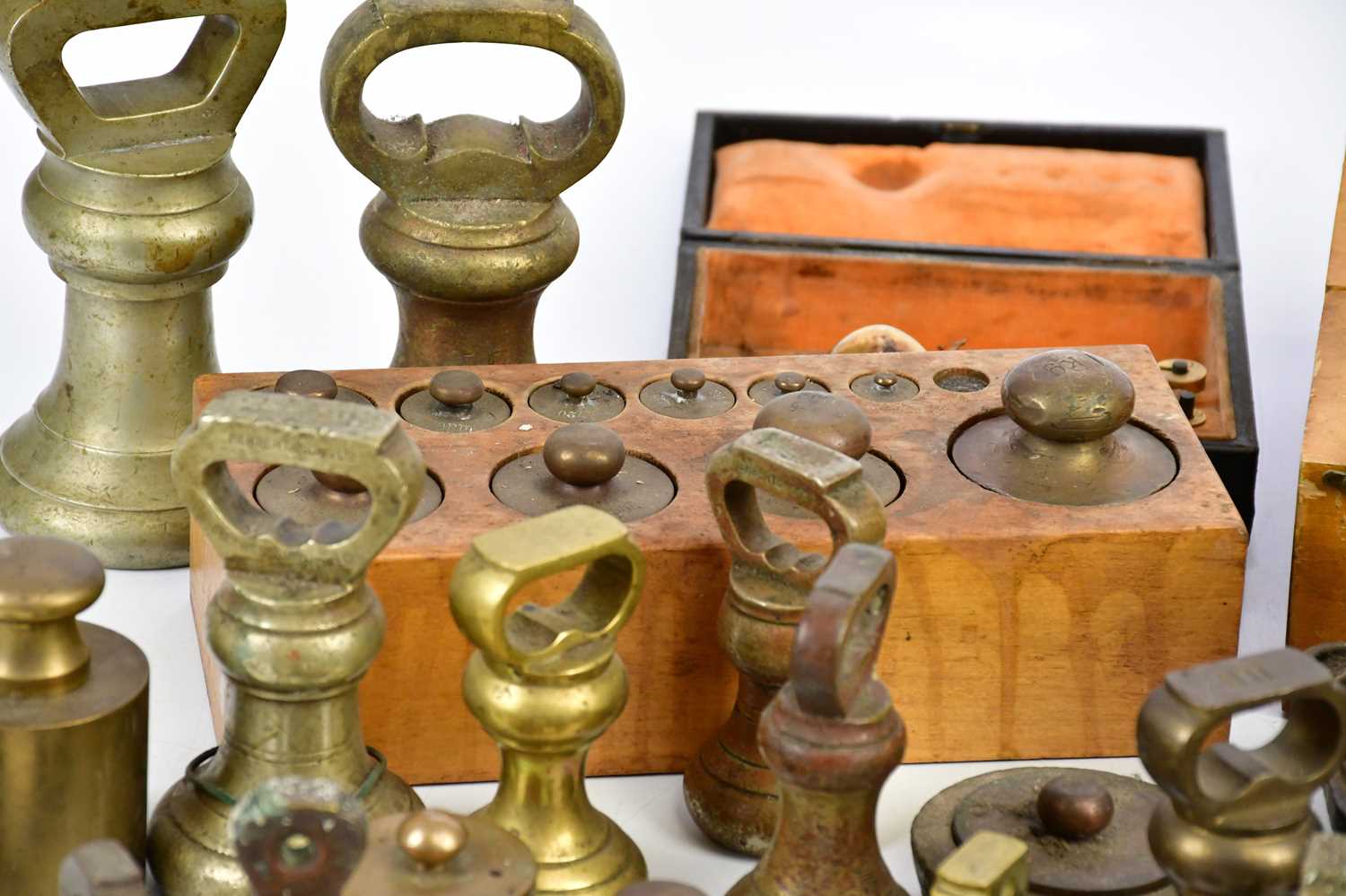 A collection of brass, iron and metal weights, various makers and styles (qty). - Image 5 of 5