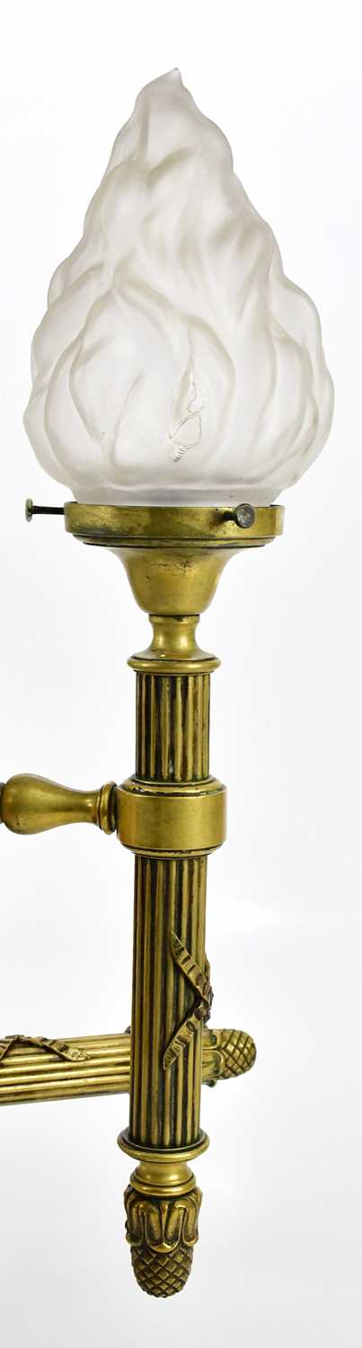 A pair of brass wall lights modelled as torches, with moulded frosted glass 'flame' shades, height - Bild 2 aus 4