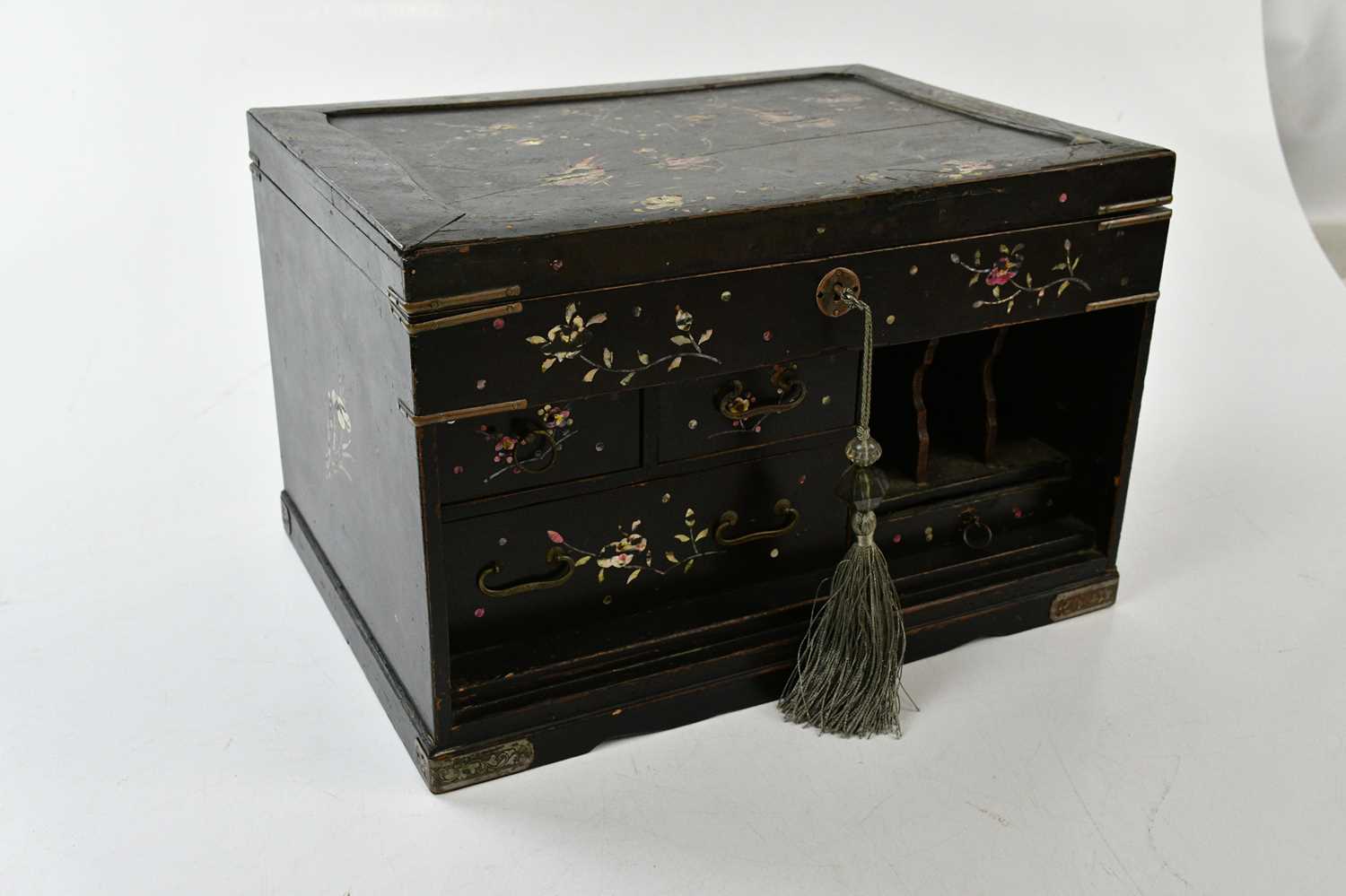 An early 20th century Japanese lacquered jewellery cabinet with mother of pearl inlaid decoration - Image 5 of 6