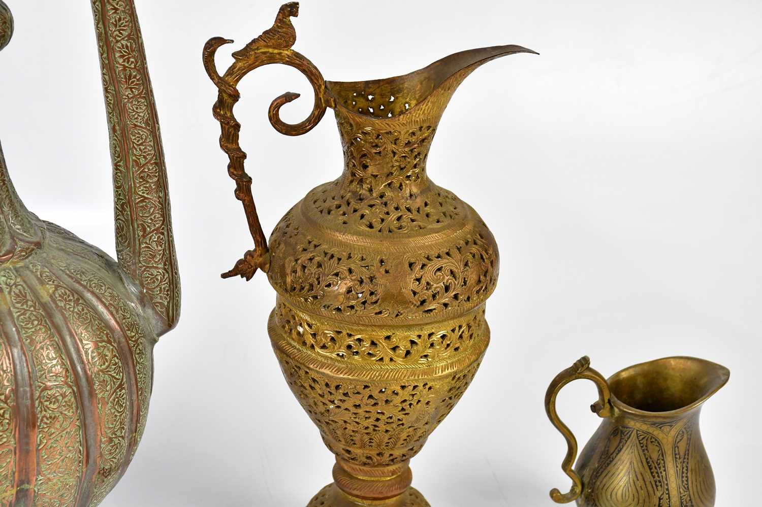 A large Persian ewer, height 49cm, together with a two smaller jugs. - Bild 3 aus 4