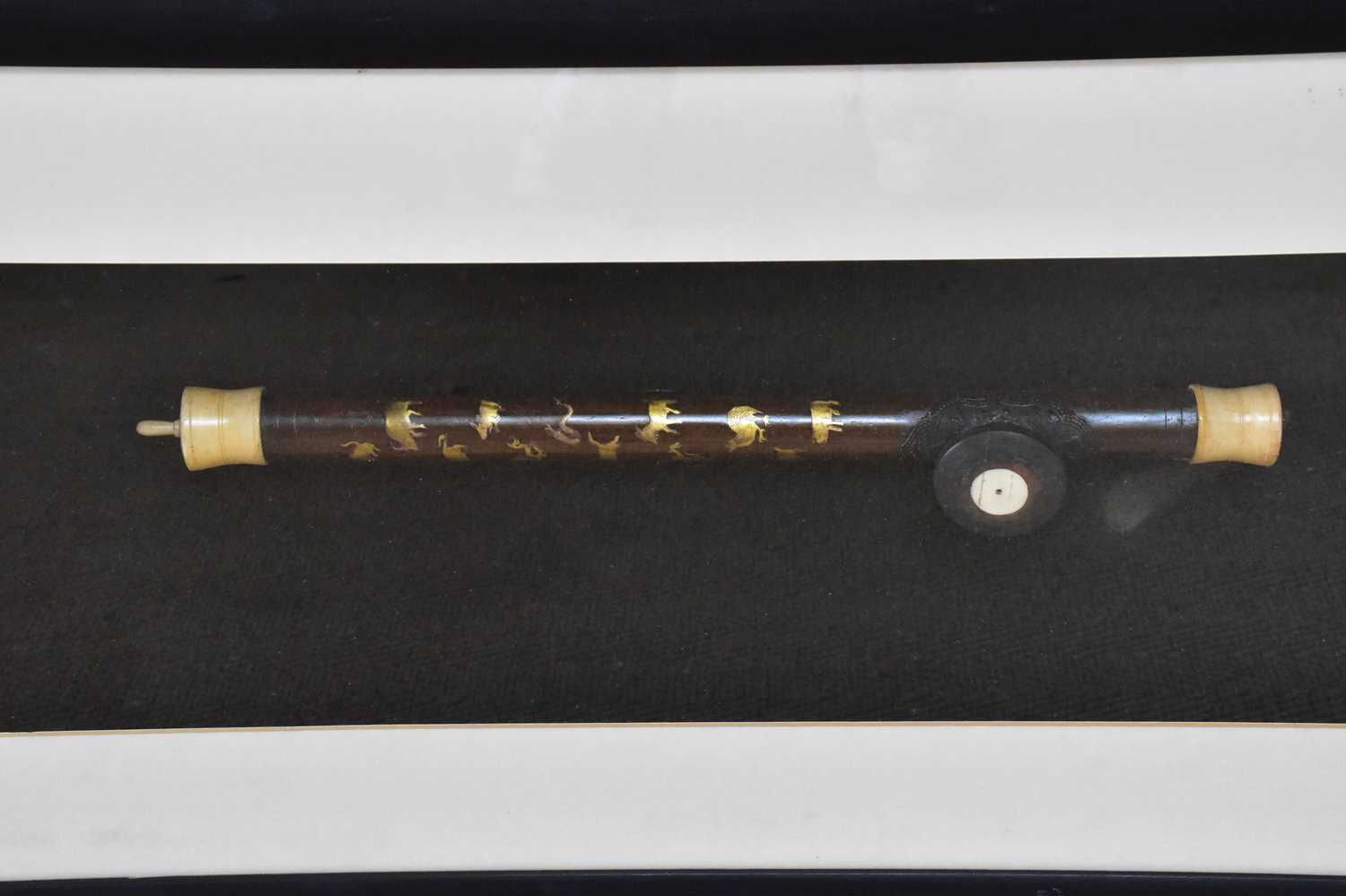 A hardwood opium pipe decorated with animals of the zodiac, together with further bone inlaid - Bild 2 aus 4