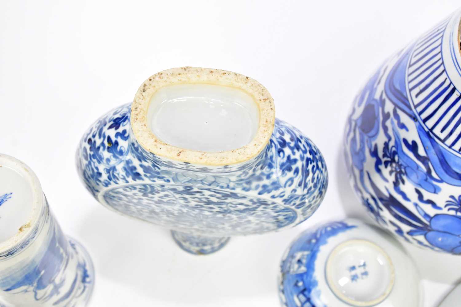 A collection of 18th century and later blue and white ceramics to include plates, tea cups, vases, - Image 7 of 16