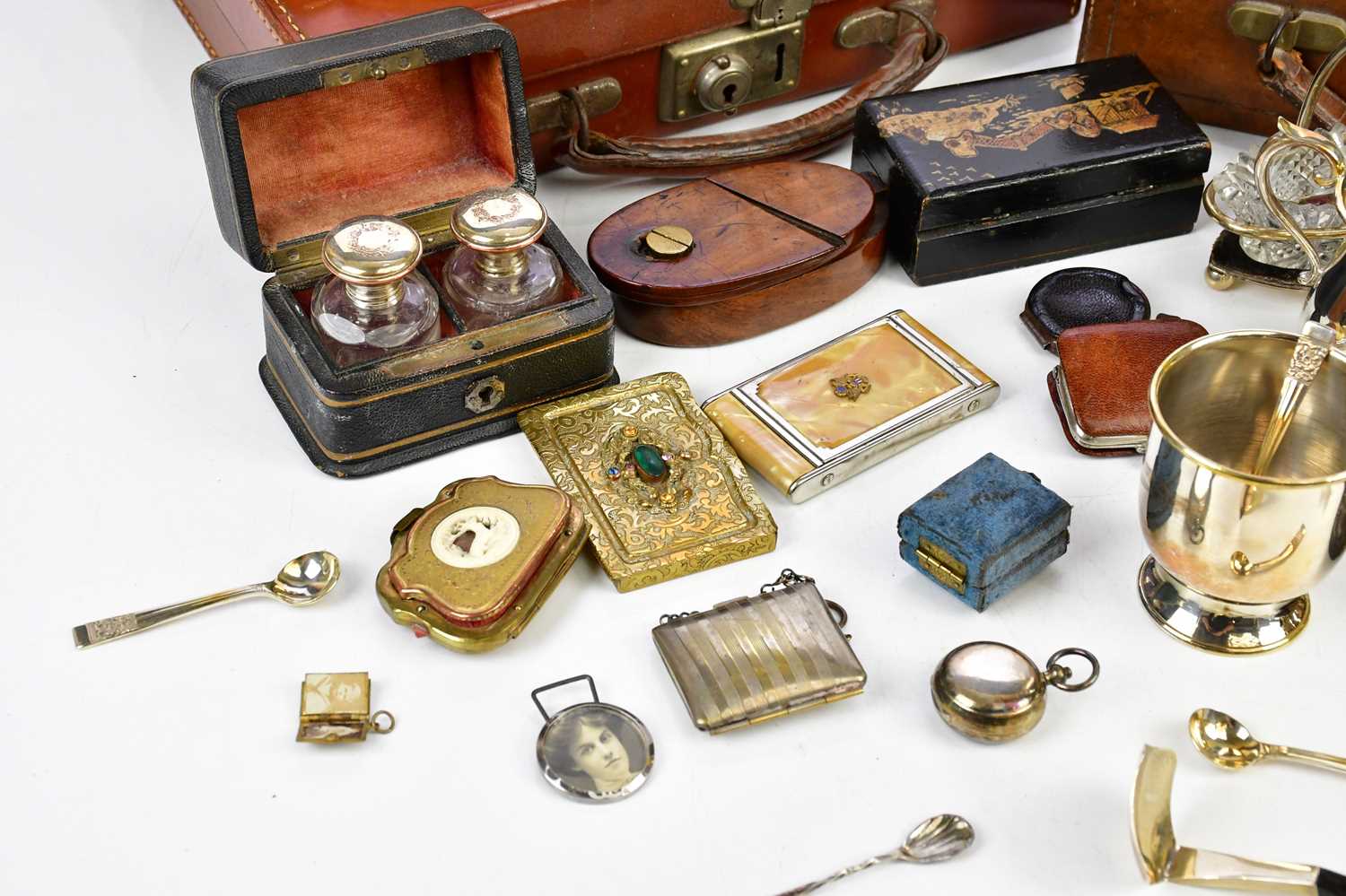 An assortment of collectors' and silver plated including various sewing implements, assorted - Image 2 of 6