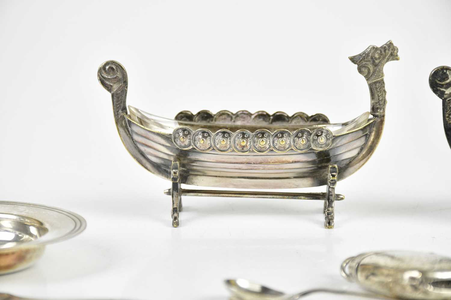 BOODLE & DUNTHORNE; an Elizabeth II hallmarked silver alms dish of small proportions, Sheffield - Bild 3 aus 4