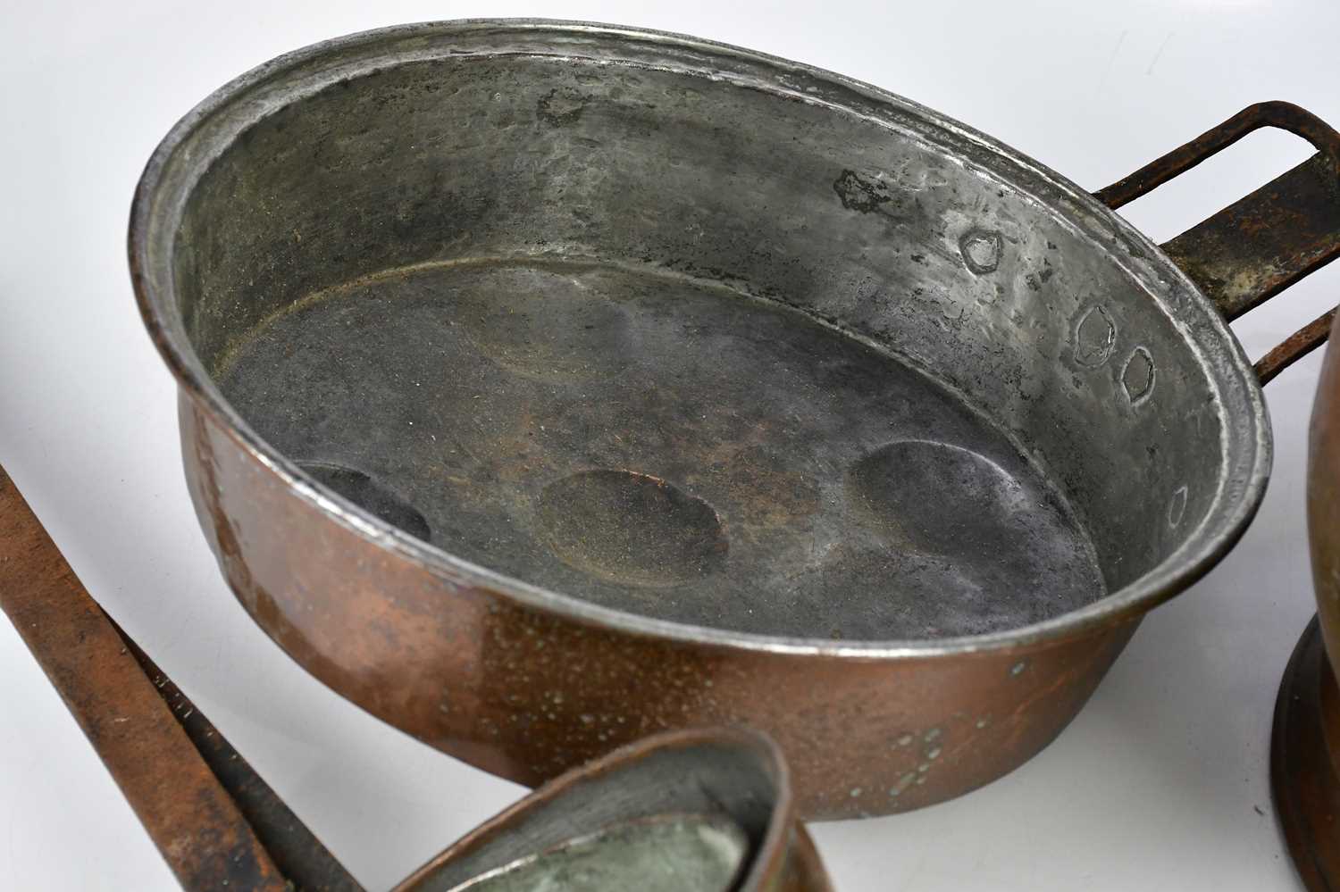 A small collection of metalware including copper tea urn, brass coal scuttle, copper pan, etc. - Bild 4 aus 4