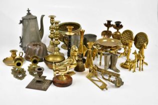 A collection of 19th century and later metalware including brass candlesticks, jelly mould, etc.