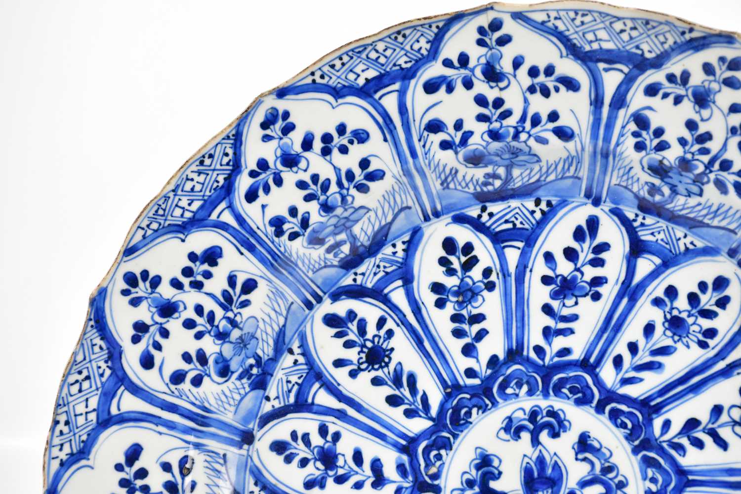 An 18th century Chinese blue and white Kraak ware charger decorated in panels with floral - Image 2 of 9