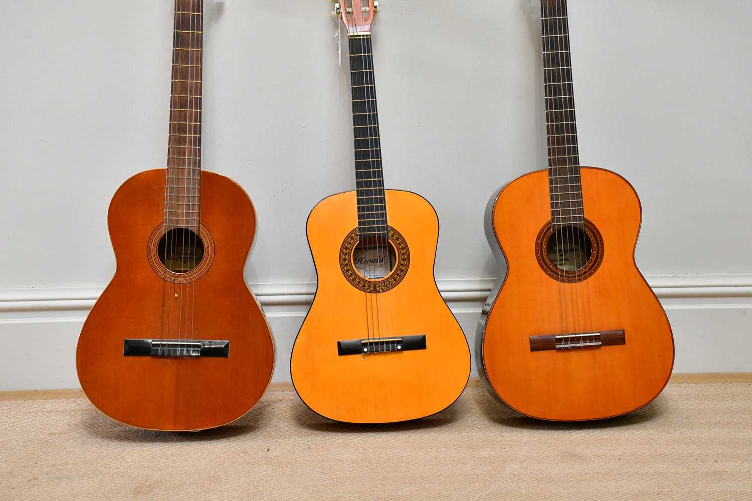 Three acoustic guitars comprising Raimundo, cased, Herald model no. HL34 and Nanyo (3). - Bild 3 aus 6