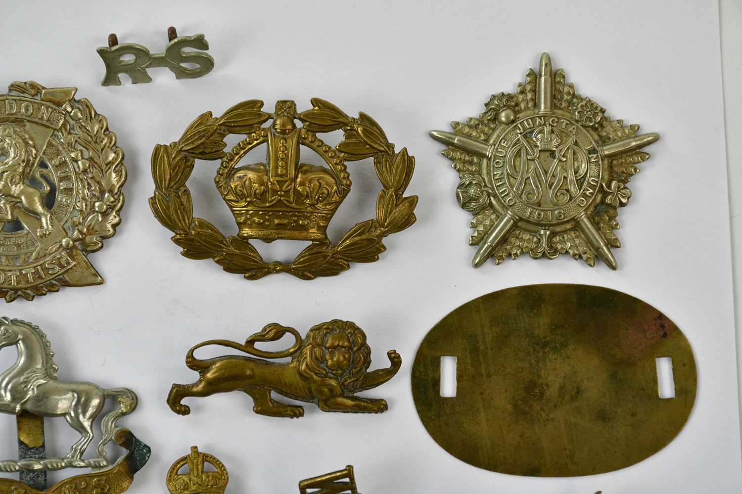 A small collection of assorted cap badges including the Cheshire Regiment, Royal Artillery, London - Image 3 of 5