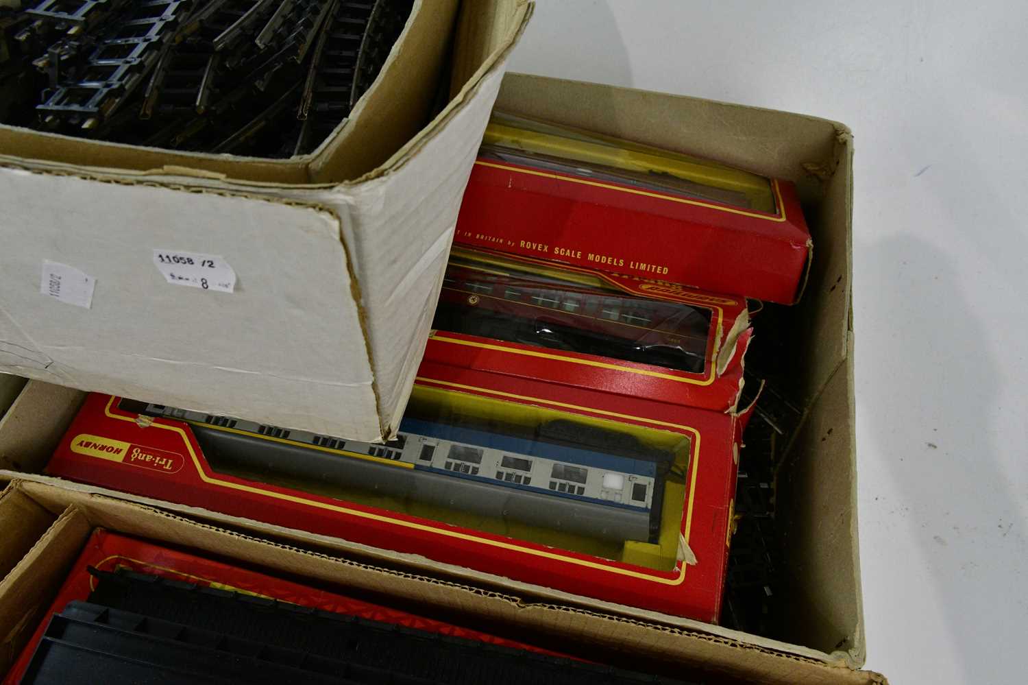 TRI-ANG; a boxed RS34 OO/HO gauge train set, Tri-ang Hornby electric train set, mail coach, assorted - Image 7 of 7