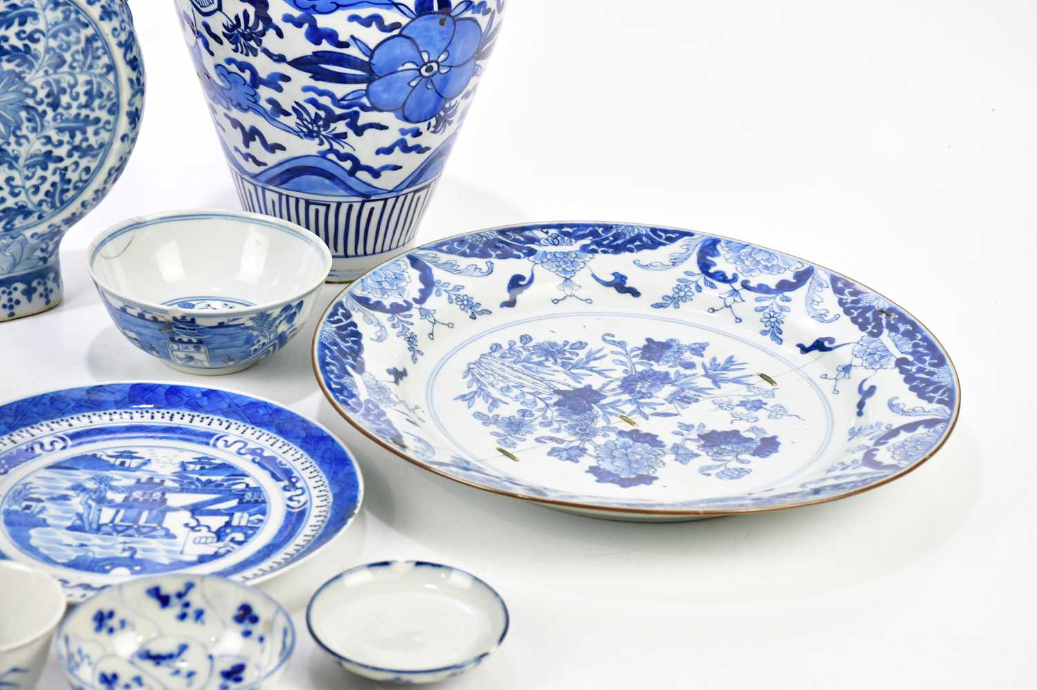 A collection of 18th century and later blue and white ceramics to include plates, tea cups, vases, - Image 4 of 16