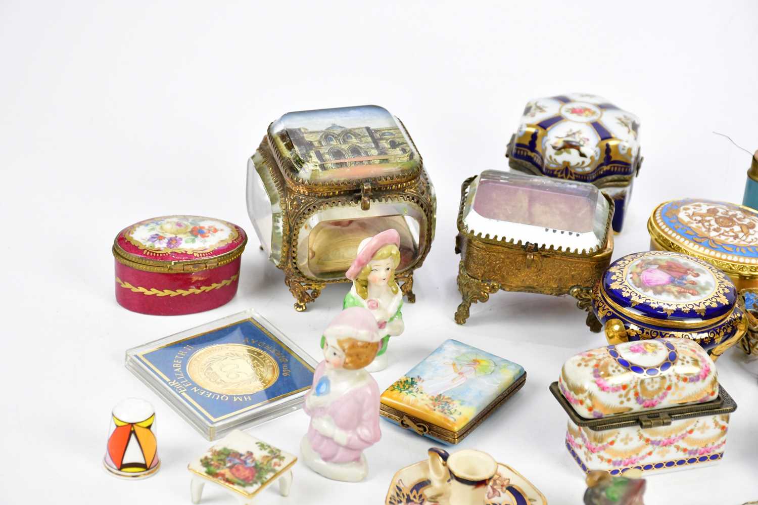 A collection of decorative ceramic pill boxes and ceramics including Royal Crown Derby animal form - Bild 2 aus 5