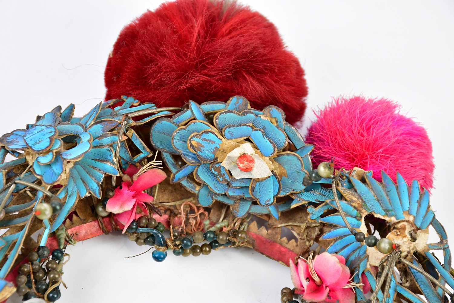 A Chinese Peking opera headdress with applied turquoise silk and jewelled decoration. - Bild 3 aus 10