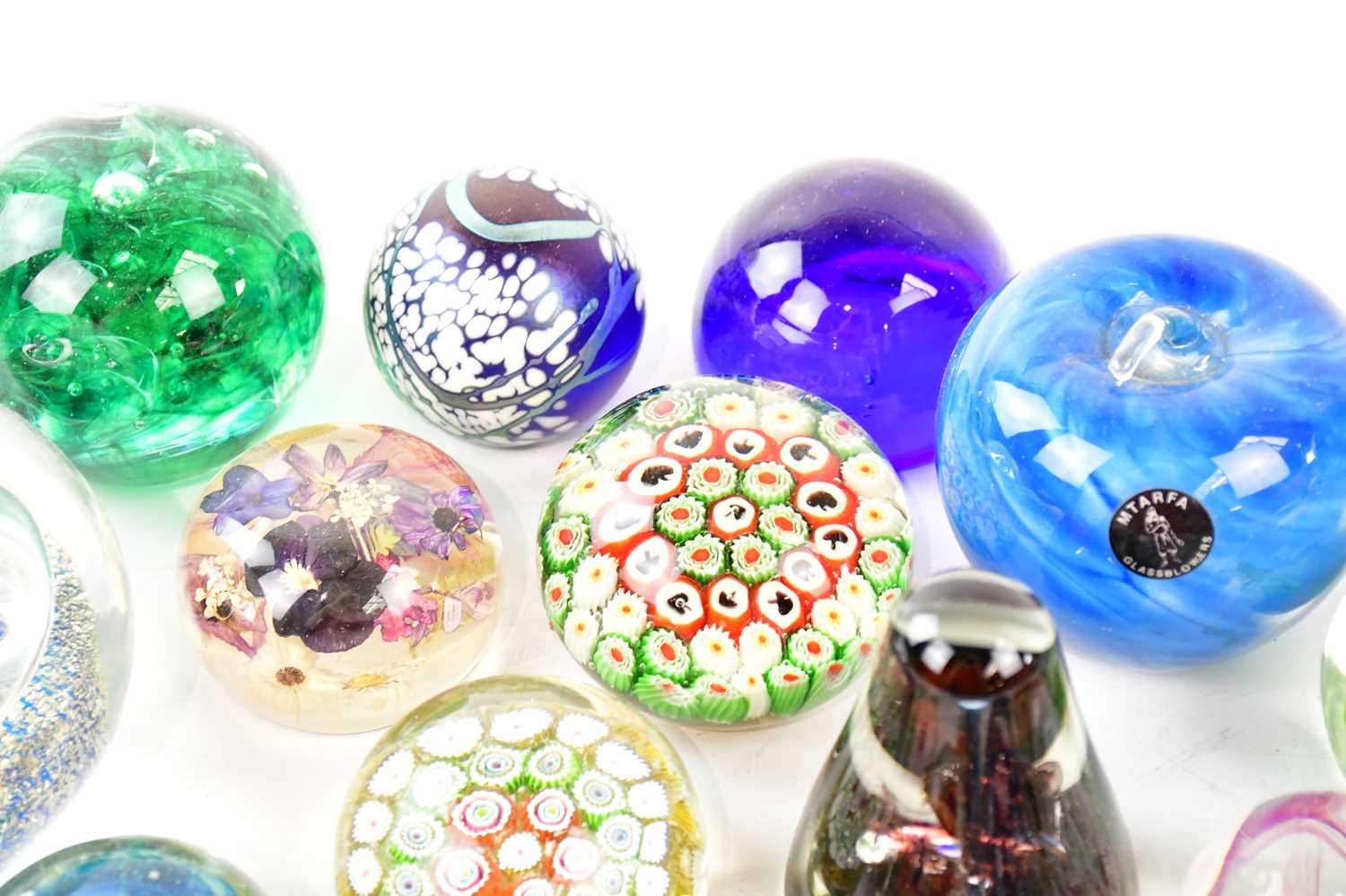 A collection of various glass paperweights including a hand painted A Meeks limited edition - Bild 3 aus 5