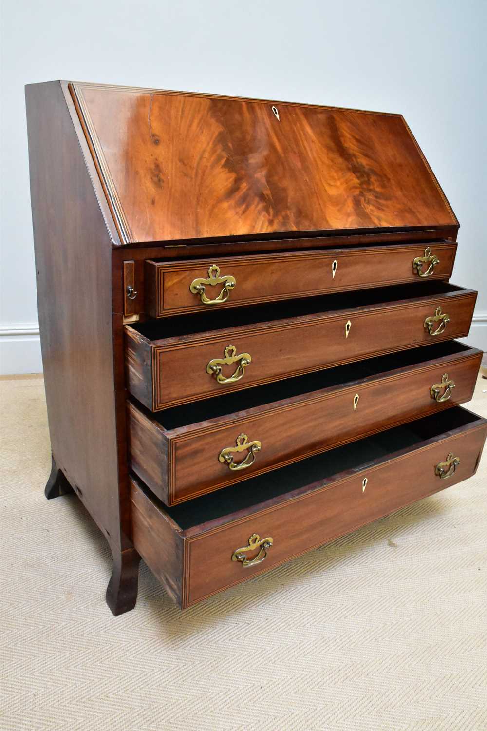 A late George III mahogany bureau, with fall front above four graduated long drawers, on splayed - Bild 4 aus 4