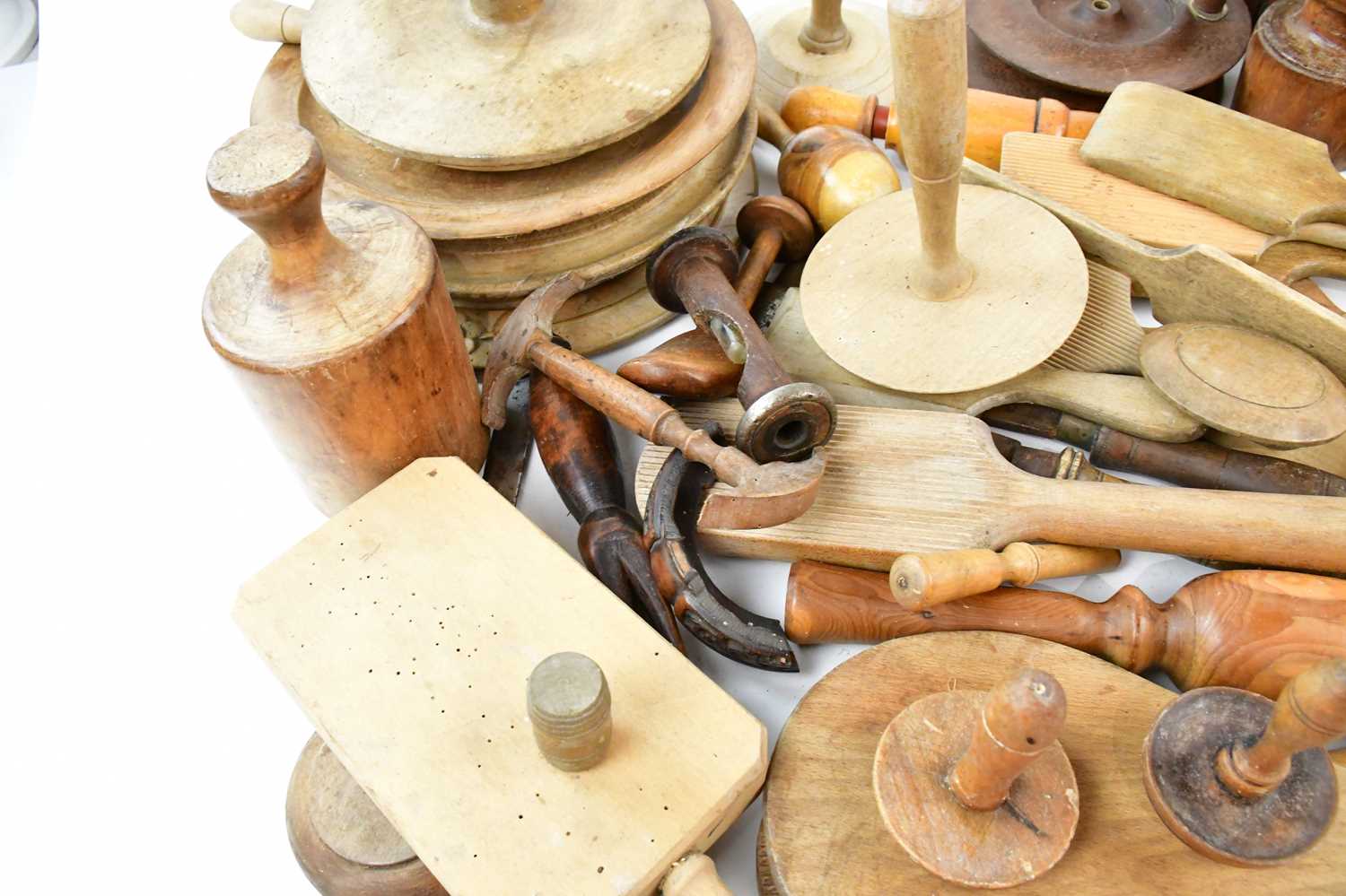 A collection of 19th/early 20th century treen including breadboards, butter pats, etc. - Bild 3 aus 4