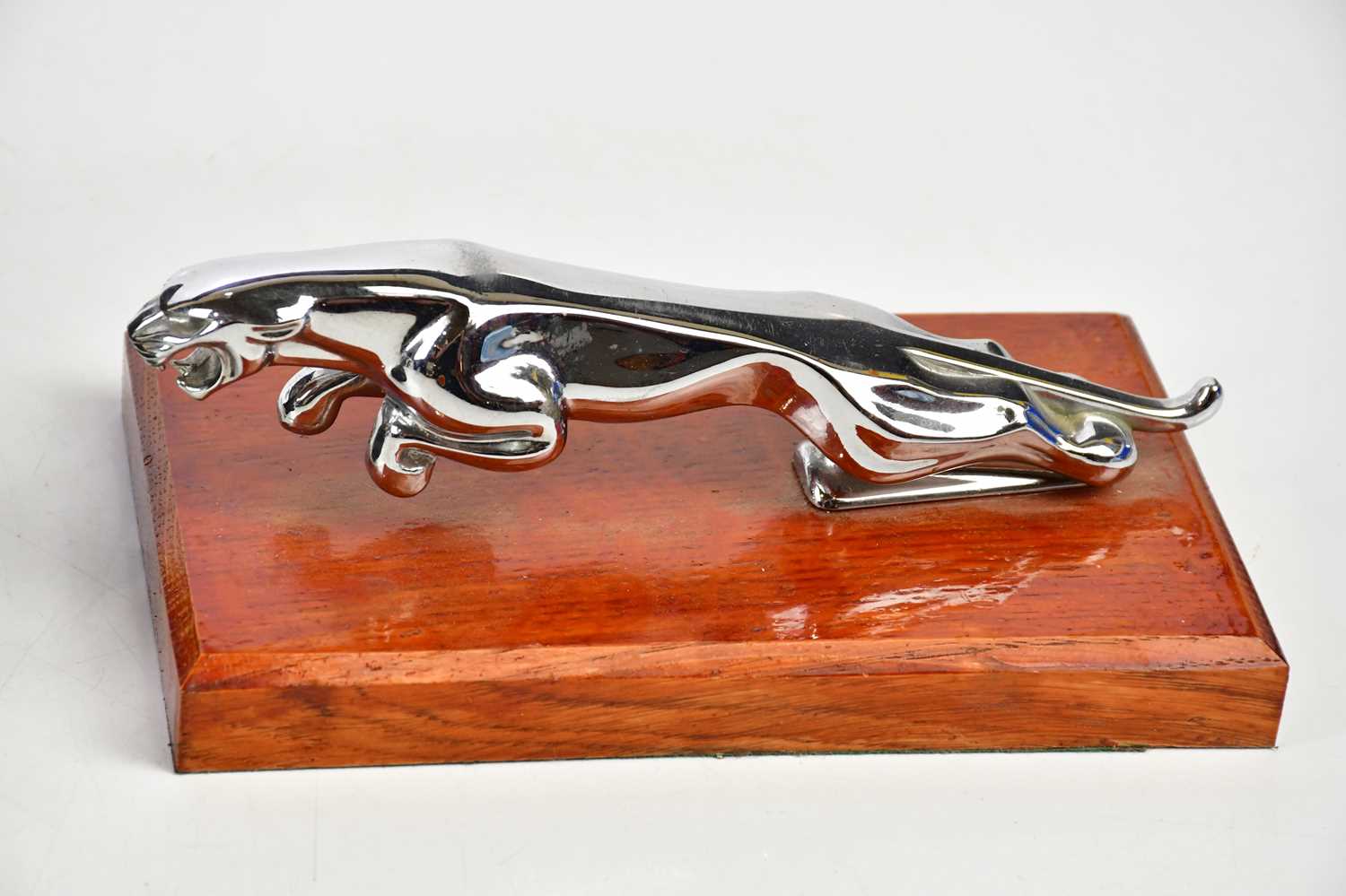 A Jaguar chrome car mascot mounted on oak plinth, length 18cm, a brass car horn, further horns and a - Image 4 of 4