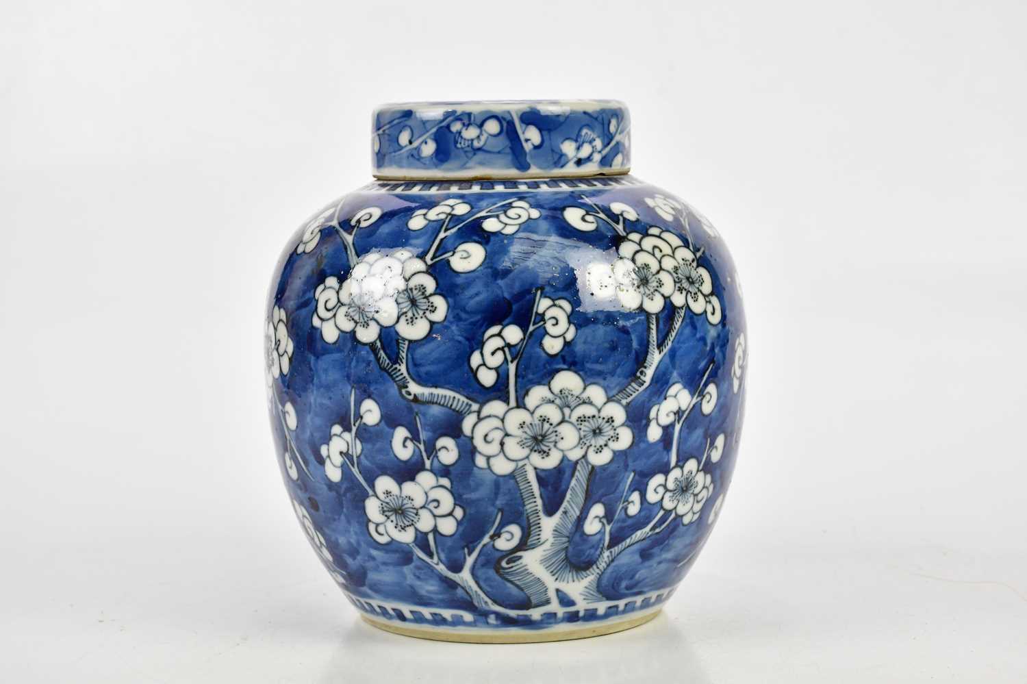 A late 19th century Chinese blue and white porcelain ginger jar and cover with prunus flowers, bears - Bild 2 aus 5