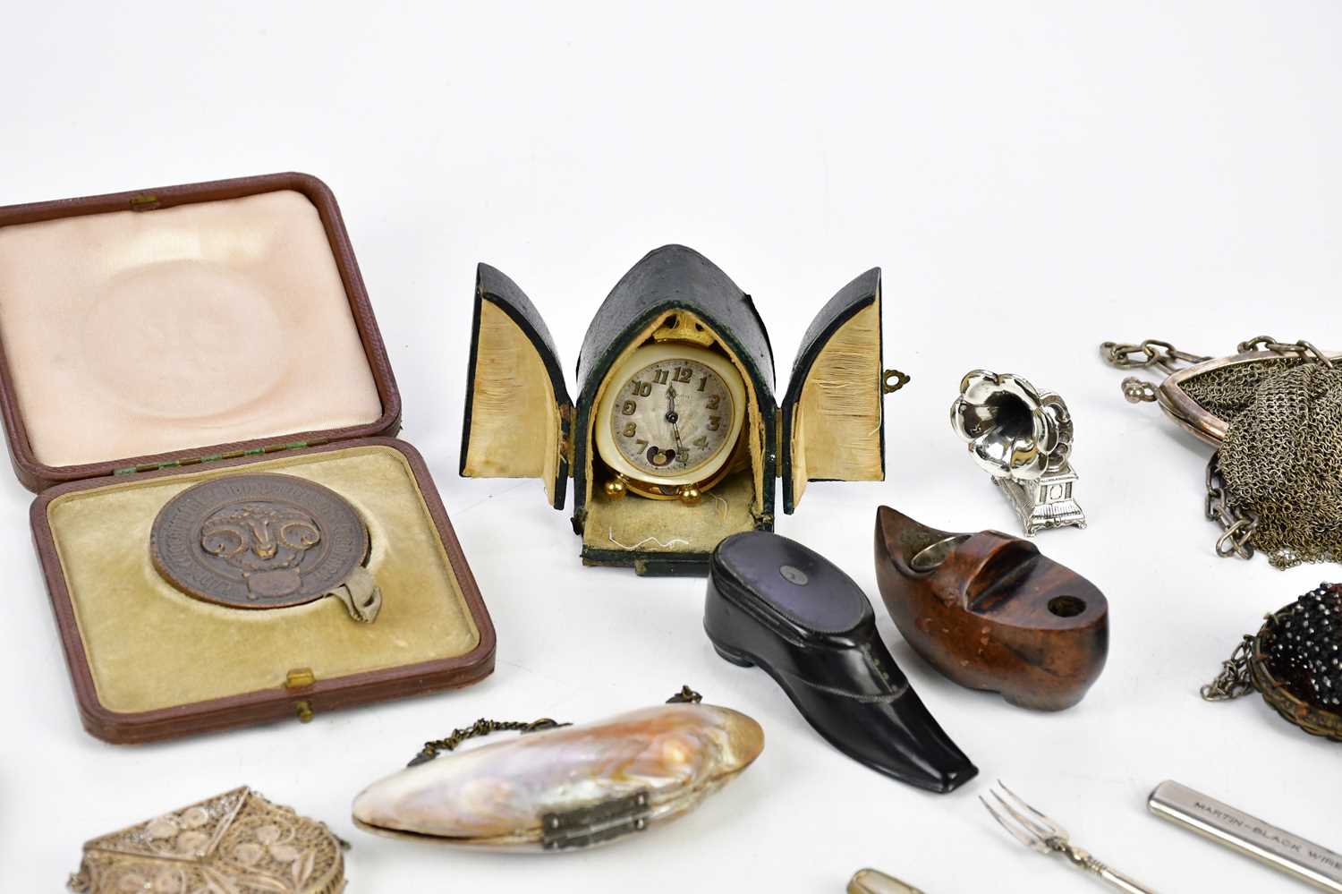 An assortment of collectors' and silver plated including various sewing implements, assorted - Image 4 of 6