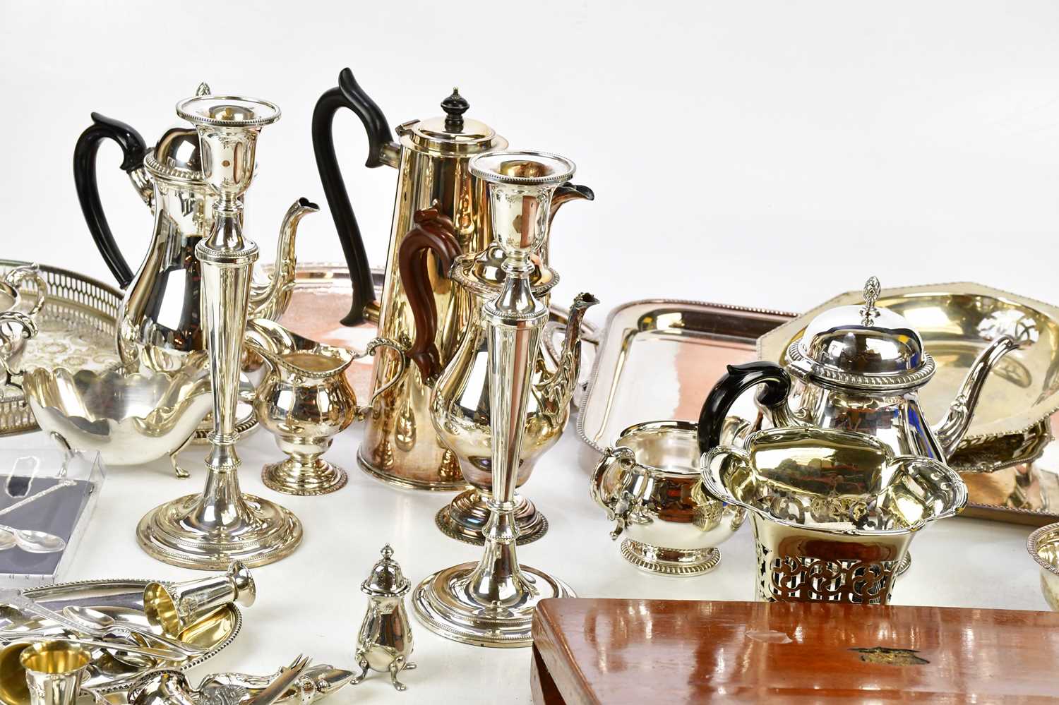 A collection of plated items including a tea service, a canteen of flatware, a tray, etc. - Bild 3 aus 5