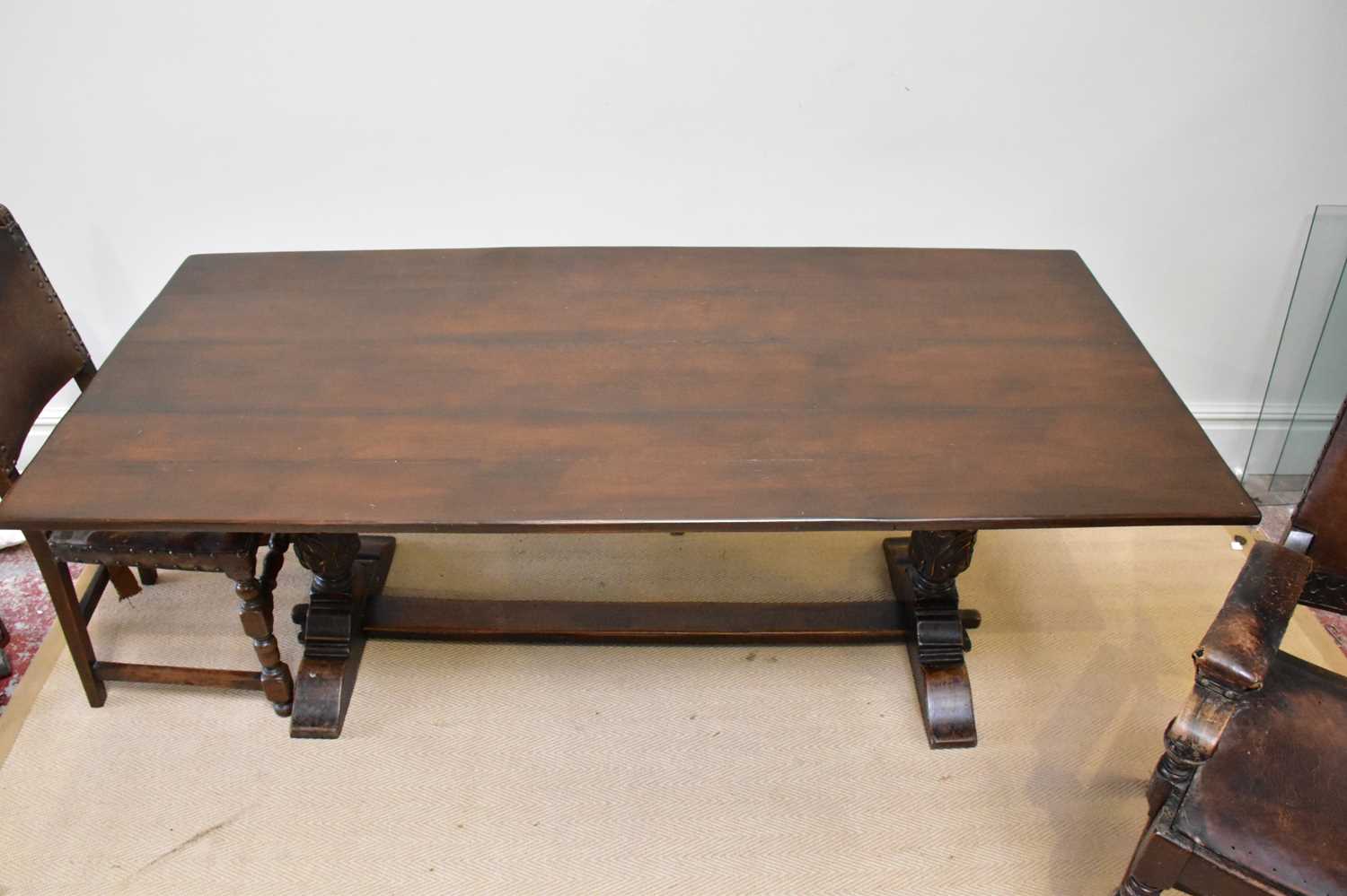 A late 19th century oak refectory table, together with six oak framed dining chairs with leather - Bild 2 aus 6