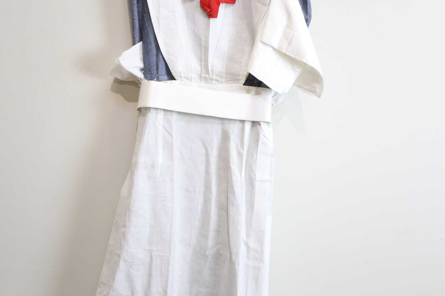 A WWI Garrough full nurse's uniform. - Bild 3 aus 6