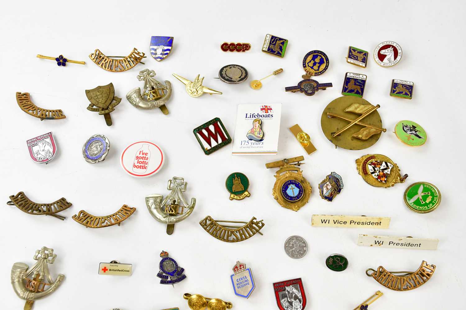 A collection of military badges to include a hallmarked silver Royal Engineers badge, with a - Image 3 of 3