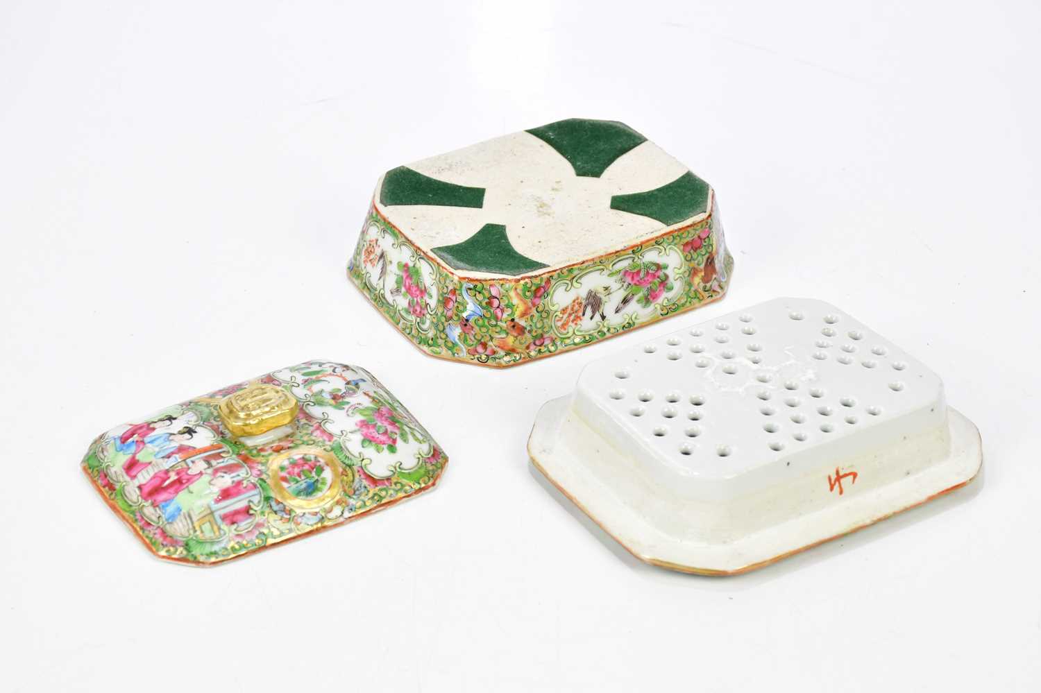 A late 19th century Chinese Canton Famille Rose soap dish and cover of shaped rectangular form, - Bild 4 aus 4