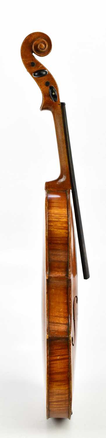 A full size German violin with one-piece back length 35.5cm, unlabelled, cased. Condition Report: - Bild 3 aus 6