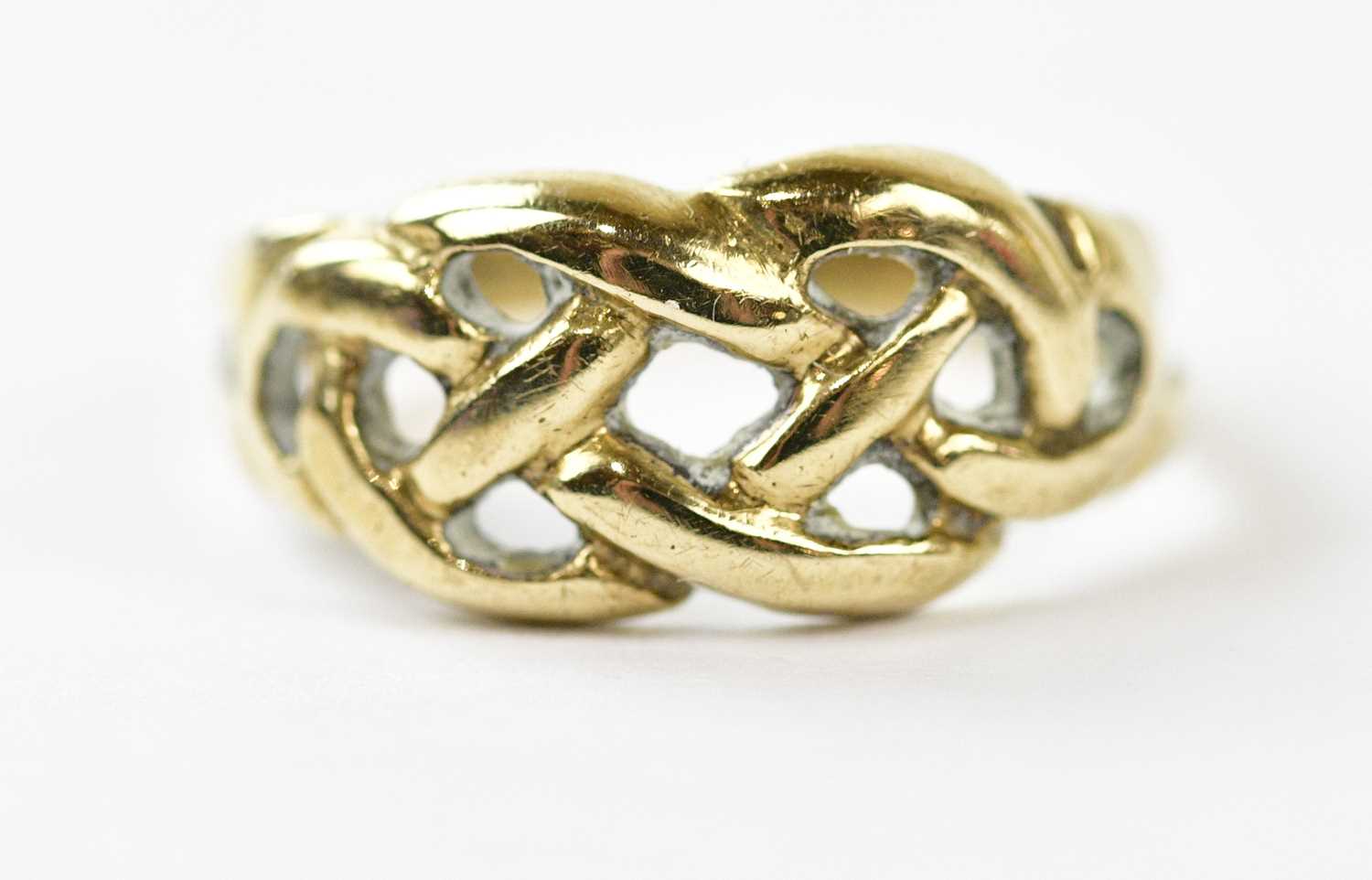 A small 9ct yellow gold Celtic design ring, approx 1.4g.