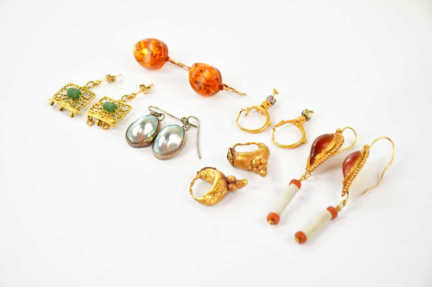 A pair of 9ct yellow gold amber earrings, together with four further pairs of yellow metal earrings, - Bild 2 aus 4