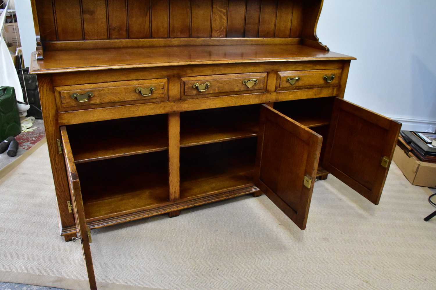 A reproduction oak dresser with boarded plate rack back above the base section with three drawers - Bild 4 aus 4