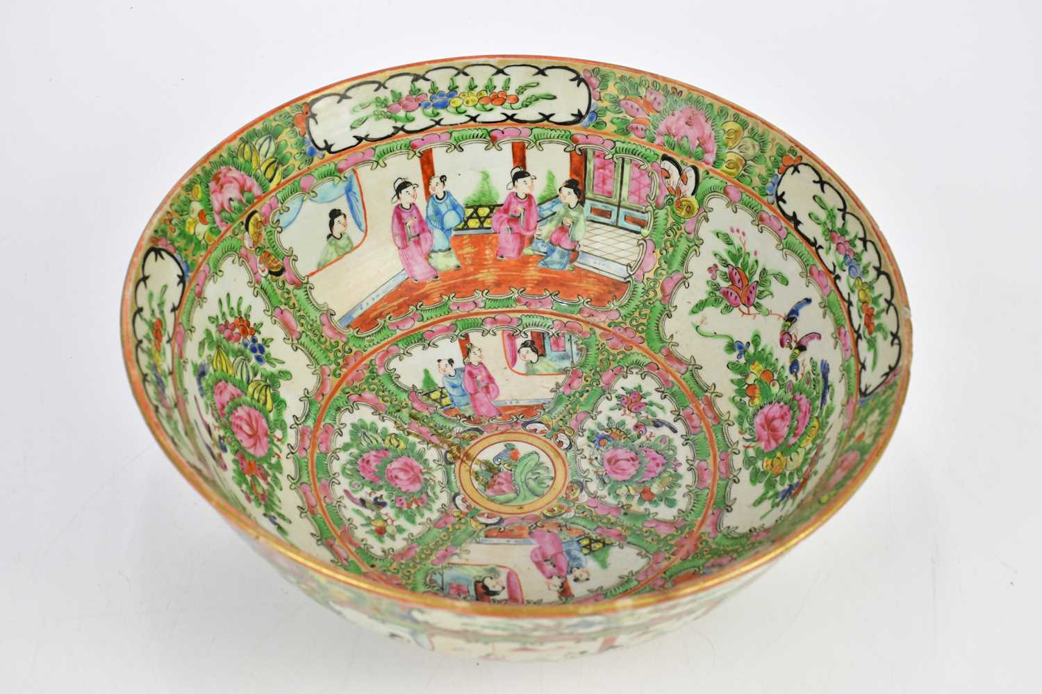 An early 20th century Chinese Famille Rose Canton footed bowl, decorated in panels with figures, - Bild 3 aus 6