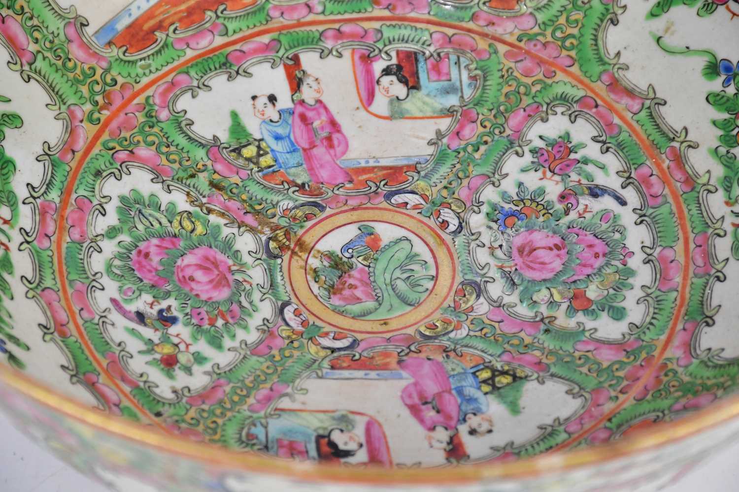 An early 20th century Chinese Famille Rose Canton footed bowl, decorated in panels with figures, - Bild 4 aus 6