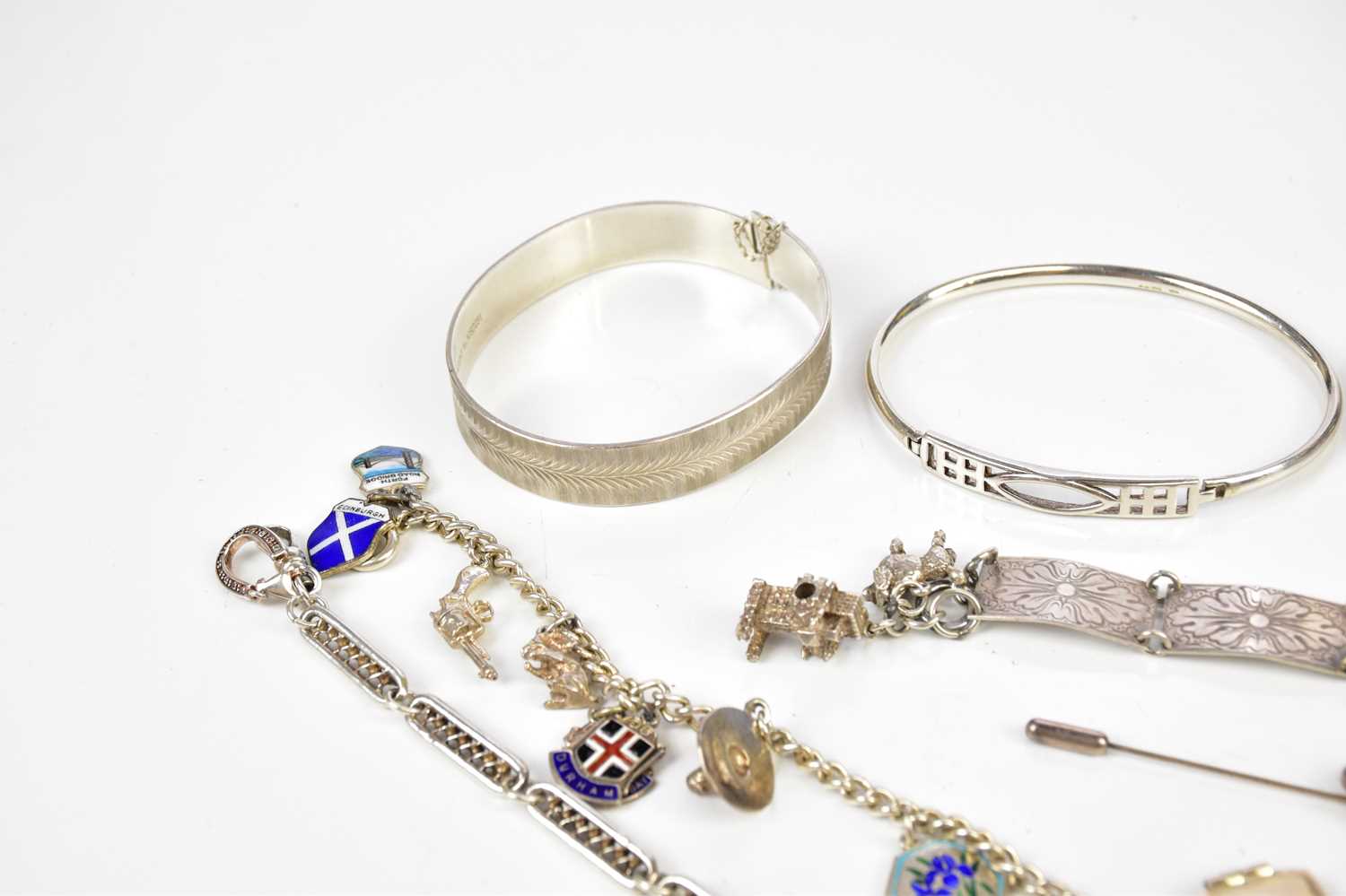 A small quantity of silver jewellery to include bracelets, bangles and a pin. - Bild 3 aus 5