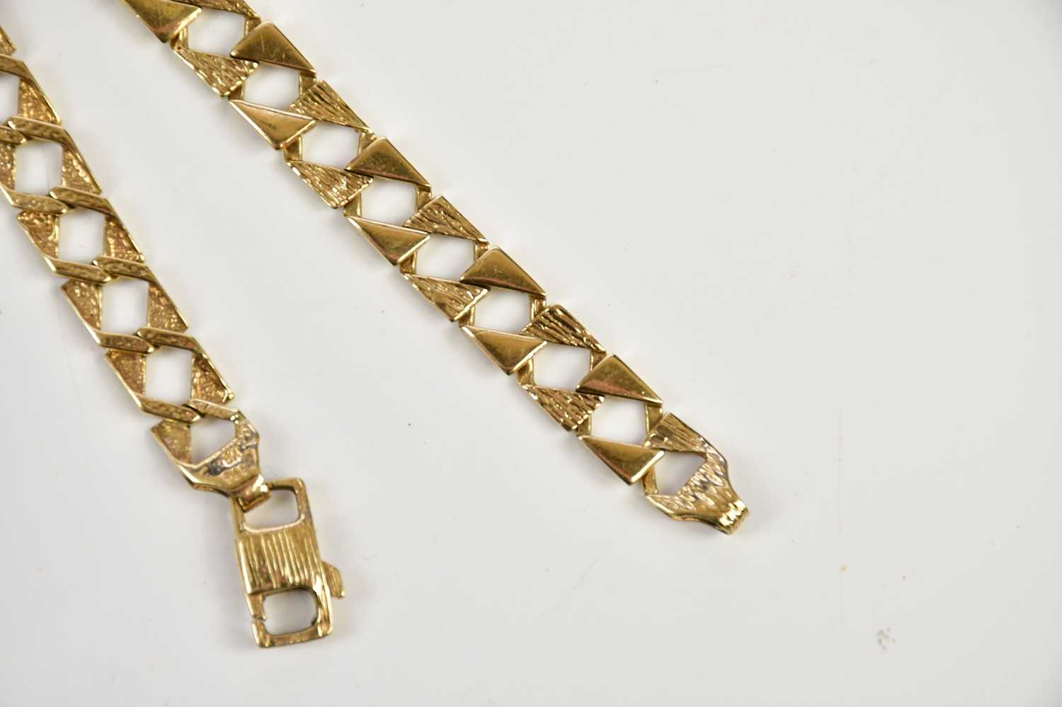 A 9ct yellow gold square curb bracelet, approx 13.7g. Condition Report: Length 20.5cm. - Bild 3 aus 4