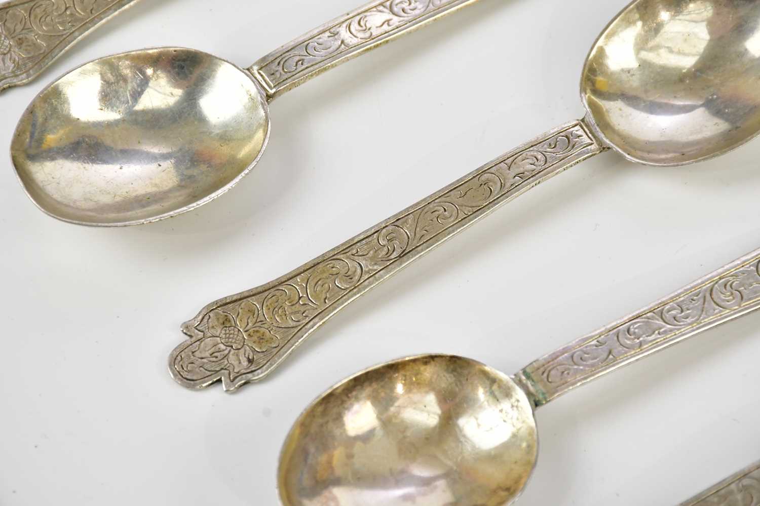 Five Continental white metal rat tail spoons, with chased scrolling decoration, indistinctly stamped - Bild 3 aus 6
