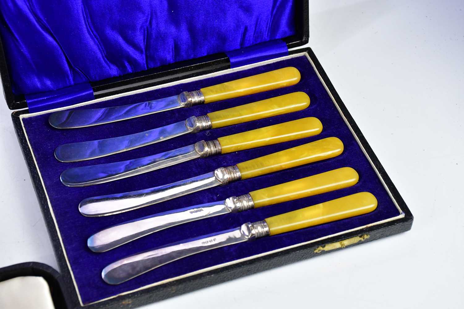 A collection of assorted silver plated cutlery, predominantly cased, a diamond cut throat razor, - Bild 4 aus 5