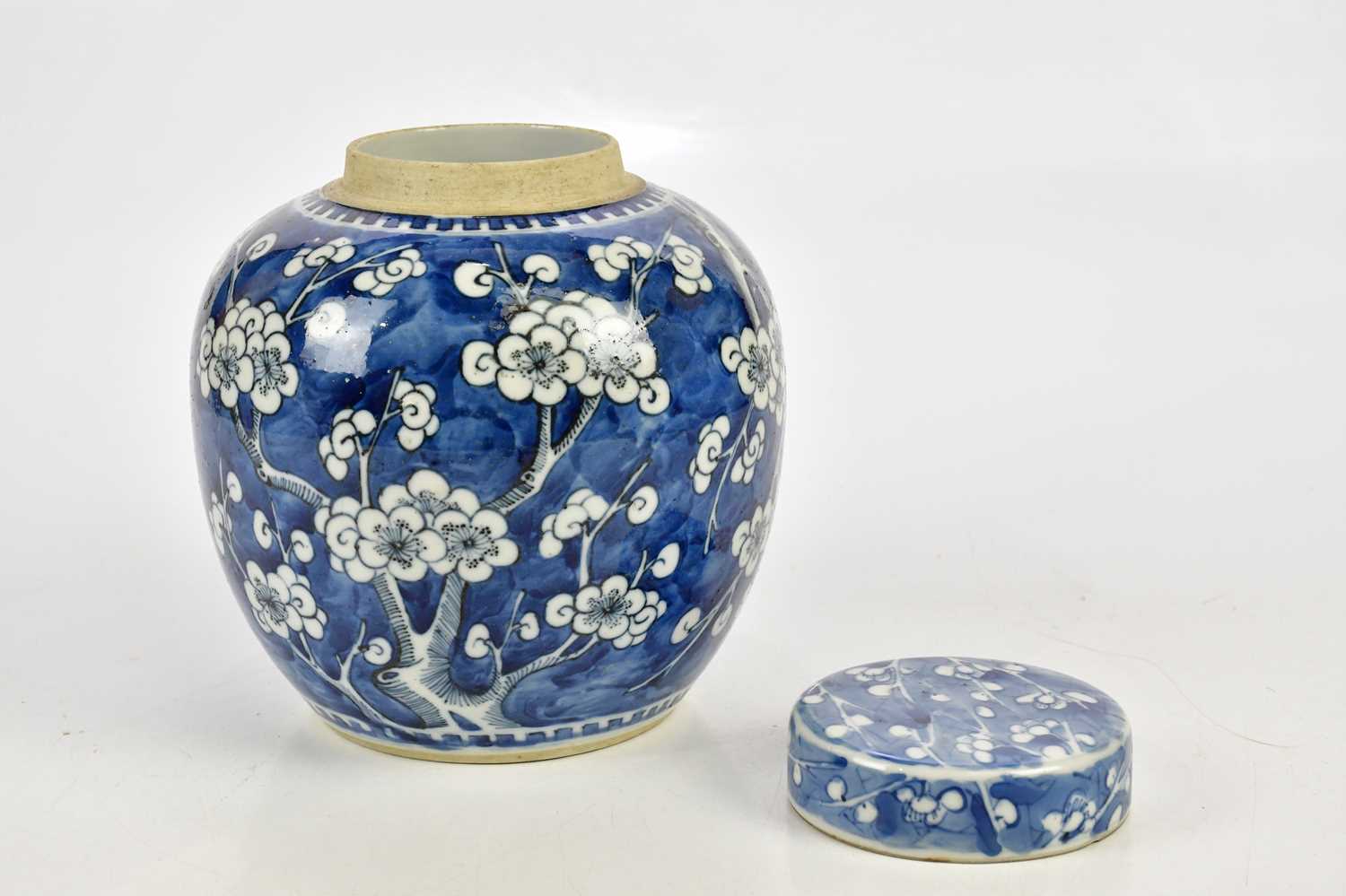 A late 19th century Chinese blue and white porcelain ginger jar and cover with prunus flowers, bears - Bild 3 aus 5