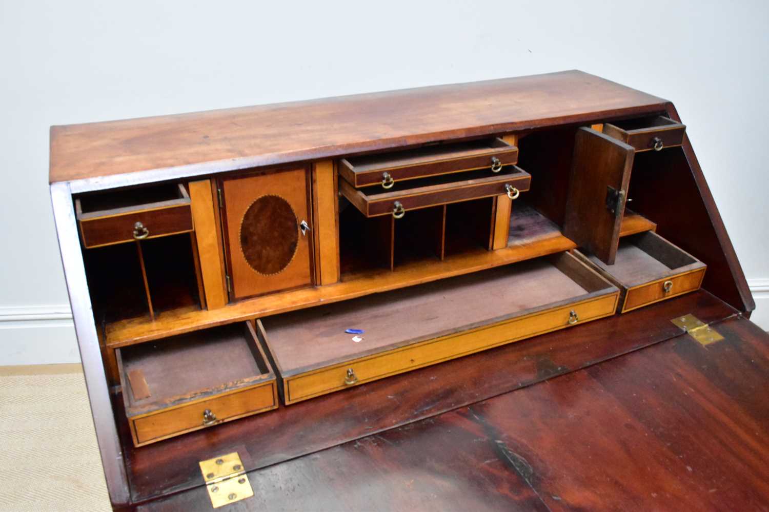 A late George III mahogany bureau, with fall front above four graduated long drawers, on splayed - Bild 3 aus 4