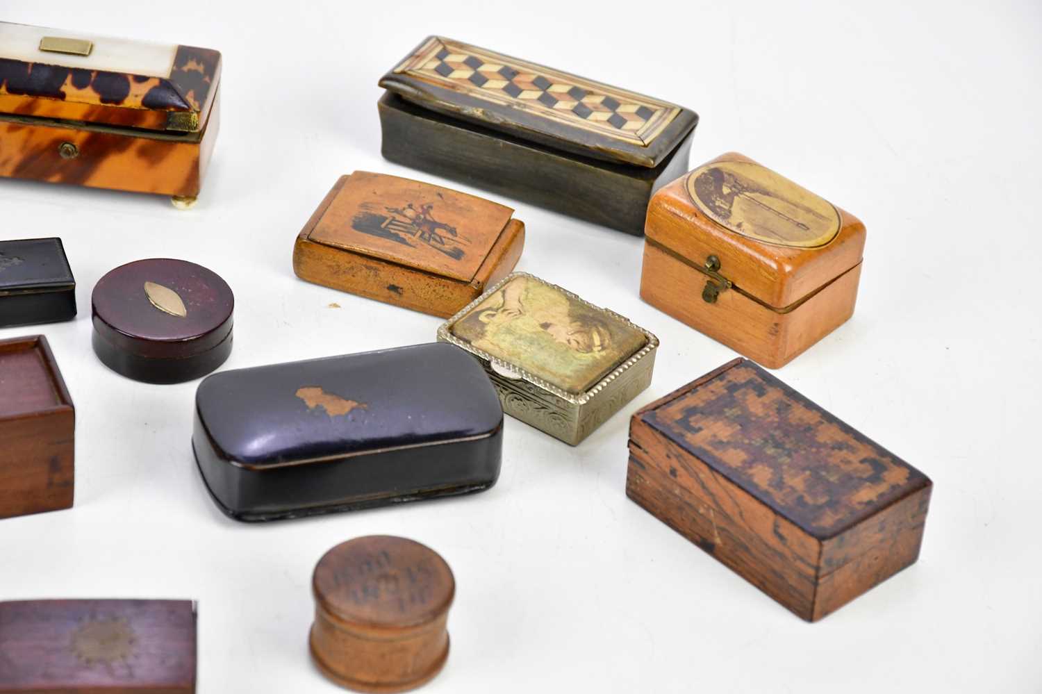 A collection of early 19th century and later snuff boxes including a Georgian papier-mâché - Bild 3 aus 5