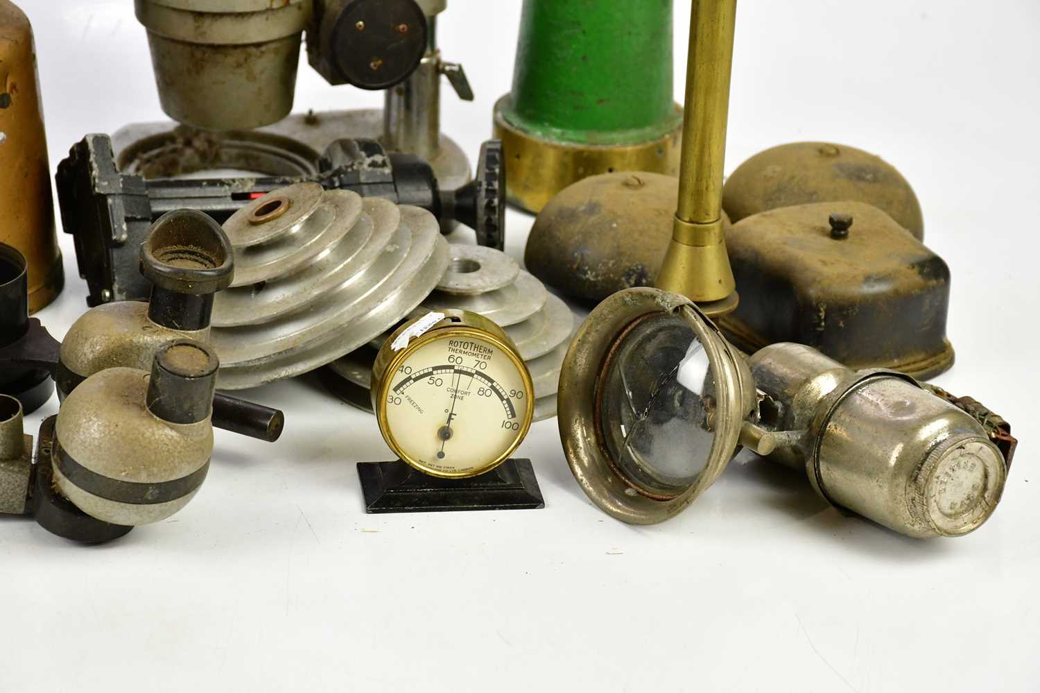 A collection of scientific instruments and metalware items to include a Shackman & Sons autocamera - Image 4 of 5