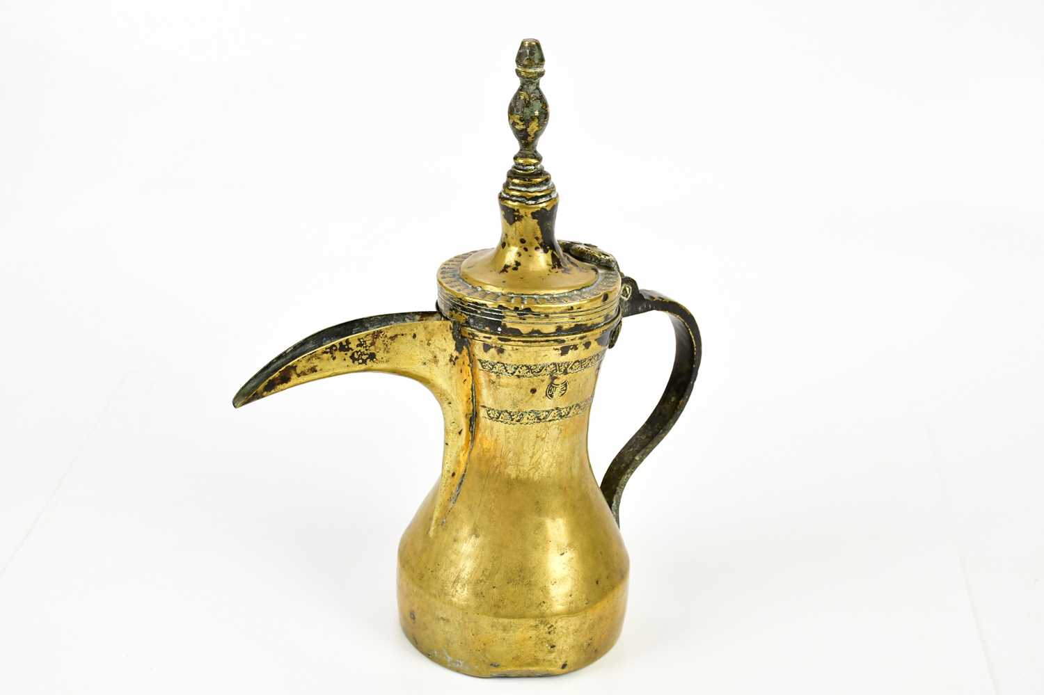 An unusual eastern Dallah brass coffee pot, with embossed decoration and touch mark, height 30cm. - Bild 5 aus 6