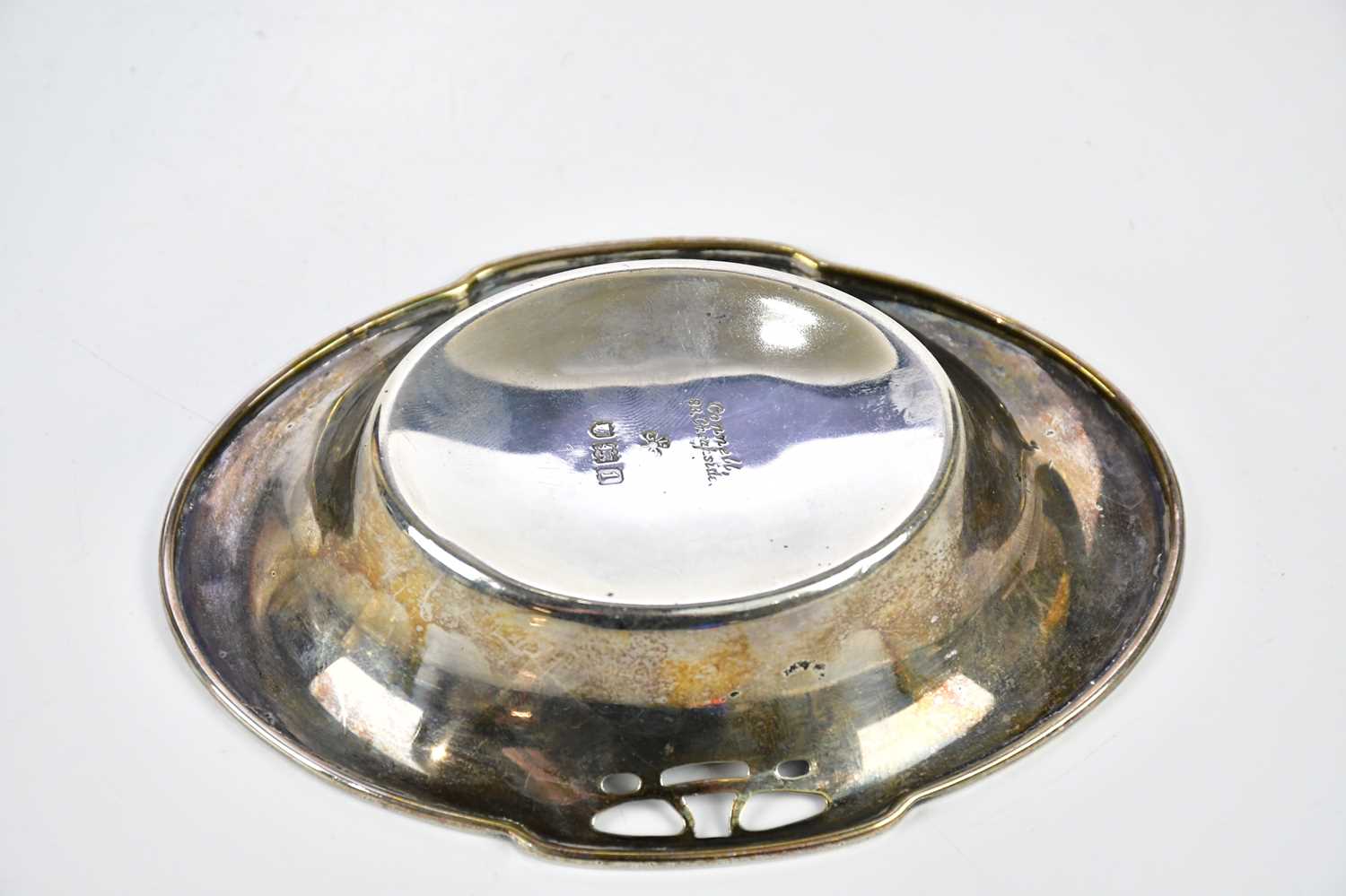 GEORGE LAWRENCE CONNELL; an Edward VII hallmarked silver oval dish, London 1906, 13.5 x 10cm, approx - Image 3 of 3